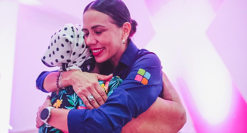 Lizette Tapia Castro entrega la Tarjeta Rosa a mujeres y hombres afectados por el cáncer
