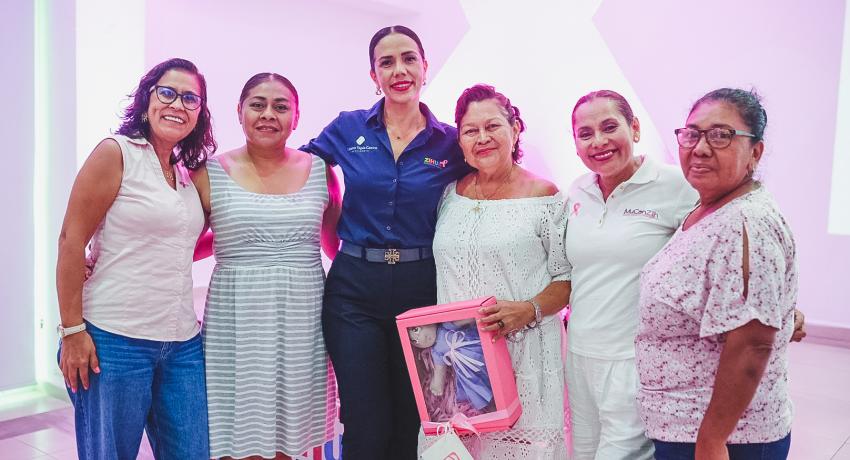 Lizette Tapia Castro entrega la Tarjeta Rosa a mujeres y hombres afectados por el cáncer