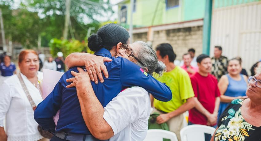 Lizette Tapia Castro entrega andador en la emblemática colonia Darío Galeana