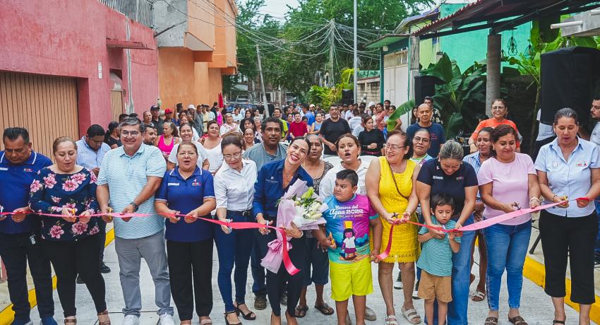 Lizette Tapia Castro entrega andador en la emblemática colonia Darío Galeana