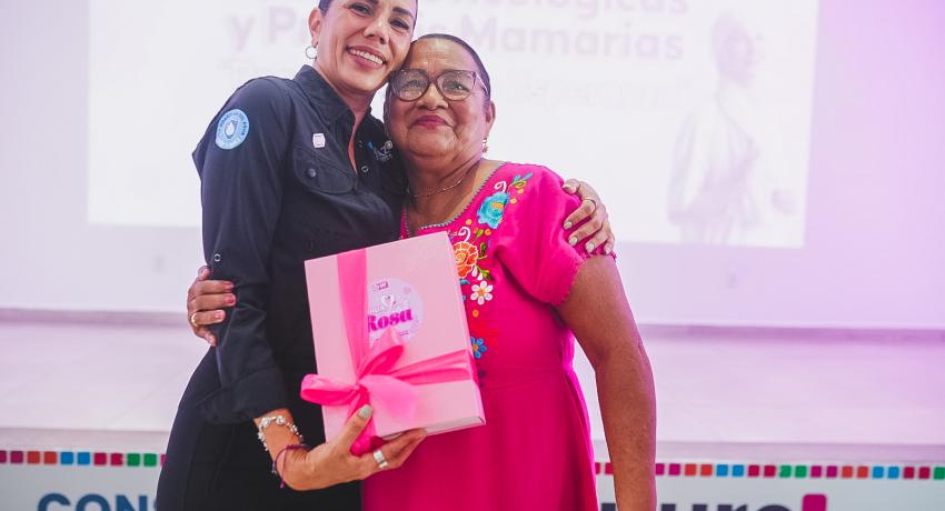 La presidenta Lizette Tapia Castro entrega pelucas oncológicas y prótesis mamarias a mujeres con cáncer