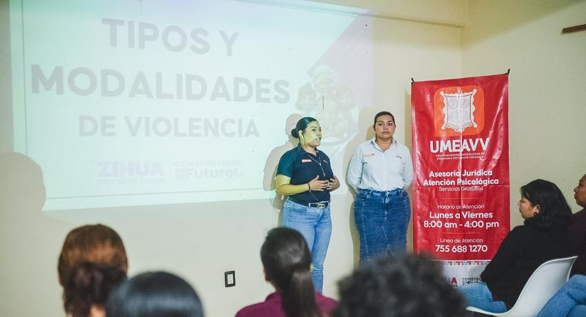Gobierno de Lizette Tapia Castro imparte plática sobre violencia familiar a estudiantes de Universidad