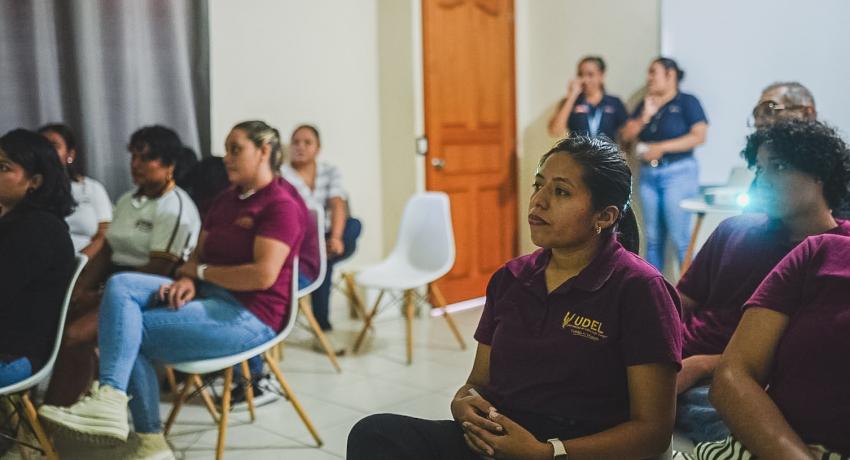 Gobierno de Lizette Tapia Castro imparte plática sobre violencia familiar a estudiantes de Universidad
