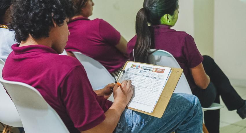 Gobierno de Lizette Tapia Castro imparte plática sobre violencia familiar a estudiantes de Universidad