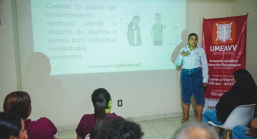 Gobierno de Lizette Tapia Castro imparte plática sobre violencia familiar a estudiantes de Universidad