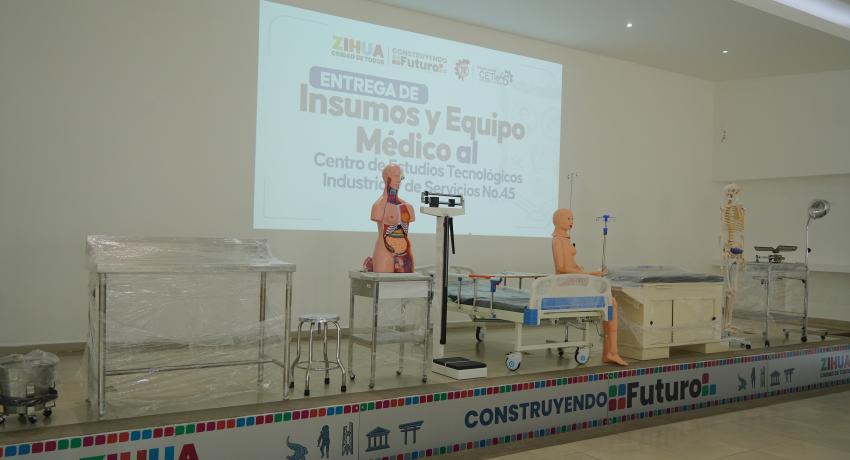 Gobierno Municipal entrega equipo médico al CETis 45 para fortalecer la formación de estudiantes de Enfermería