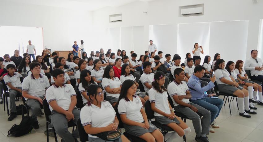 Gobierno Municipal entrega equipo médico al CETis 45 para fortalecer la formación de estudiantes de Enfermería