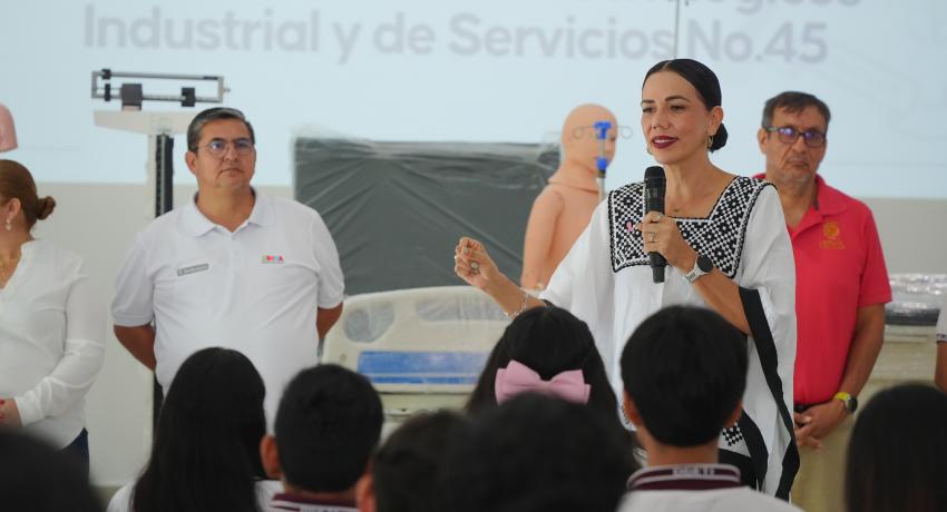Gobierno Municipal entrega equipo médico al CETis 45 para fortalecer la formación de estudiantes de Enfermería