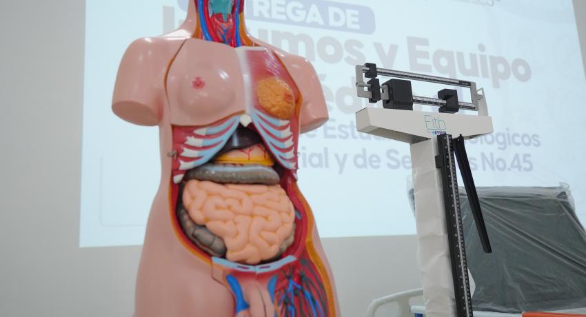 Gobierno Municipal entrega equipo médico al CETis 45 para fortalecer la formación de estudiantes de Enfermería