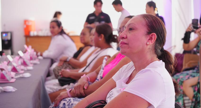 Gobierno de Lizette Tapia Castro acercó taller de automaquillaje a mujeres con Zihua Late Rosa