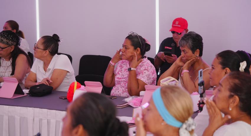 Gobierno de Lizette Tapia Castro acercó taller de automaquillaje a mujeres con Zihua Late Rosa