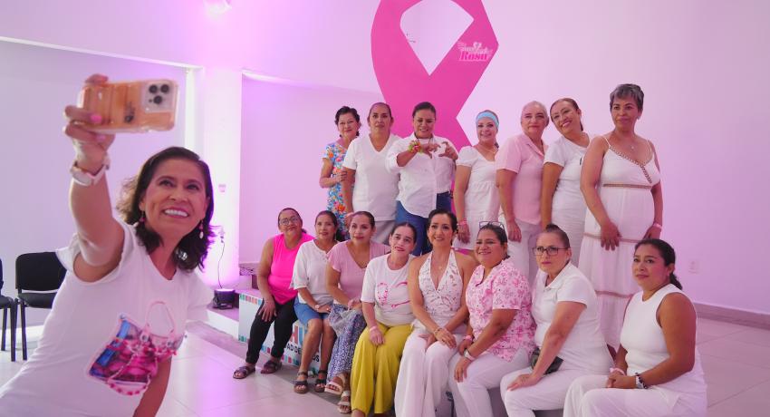 Gobierno de Lizette Tapia Castro acercó taller de automaquillaje a mujeres con Zihua Late Rosa