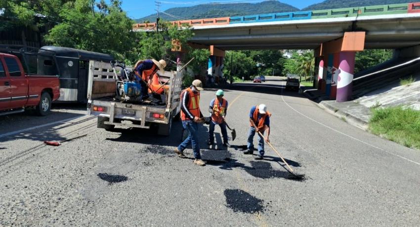 Gobierno Municipal avanza en los trabajos de bacheo.