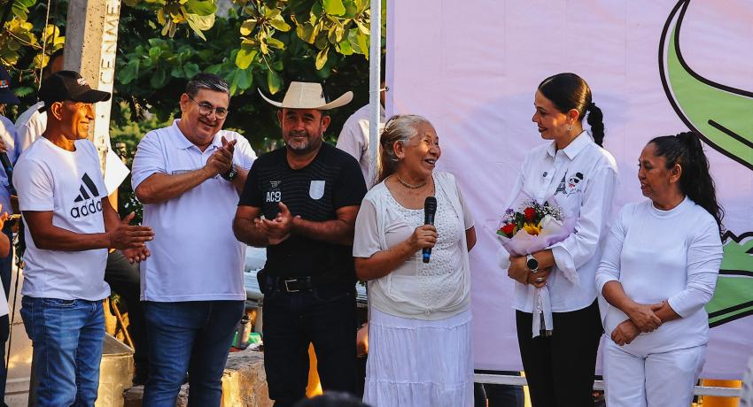 Entrega Lizette Tapia Castro dos andadores en la colonia CTM