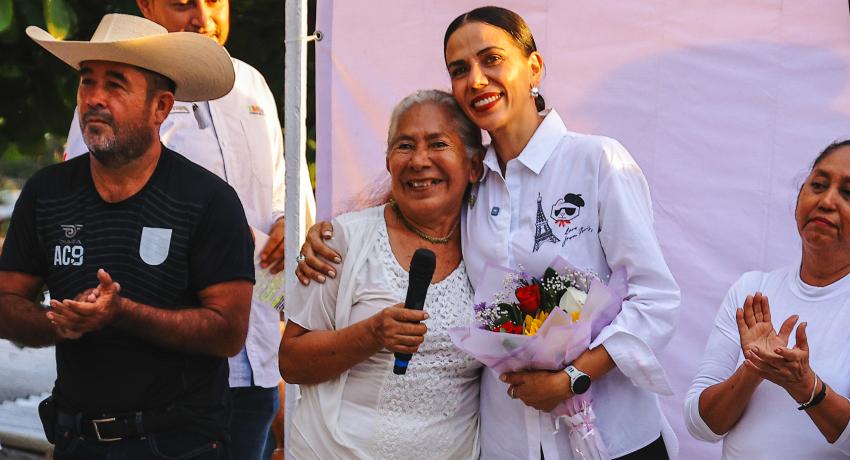 Entrega Lizette Tapia Castro dos andadores en la colonia CTM