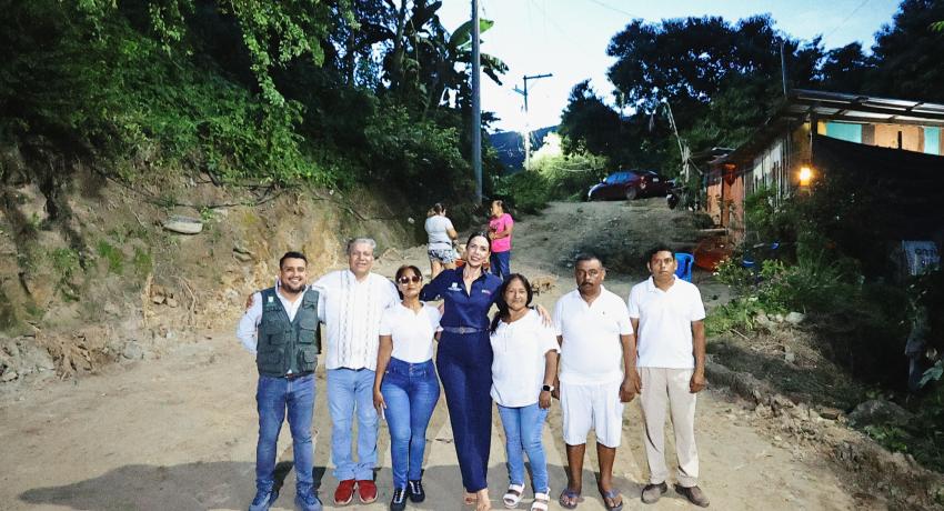 Lizette Tapia Castro inicia la construcción de la calle Uno Lirios en Lomas del Valle