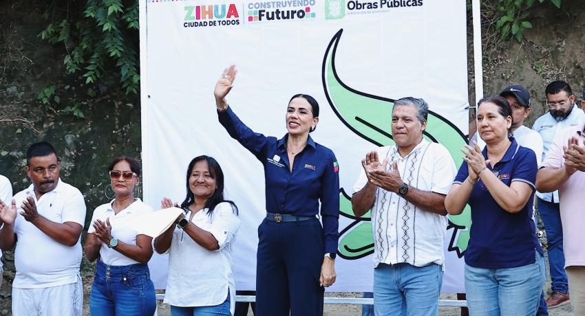 Lizette Tapia Castro inicia la construcción de la calle Uno Lirios en Lomas del Valle