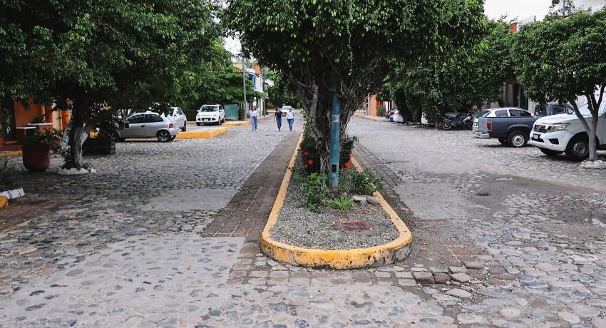 Gobierno de Lizette Tapia Castro mejora acceso residencial en Ixtapa