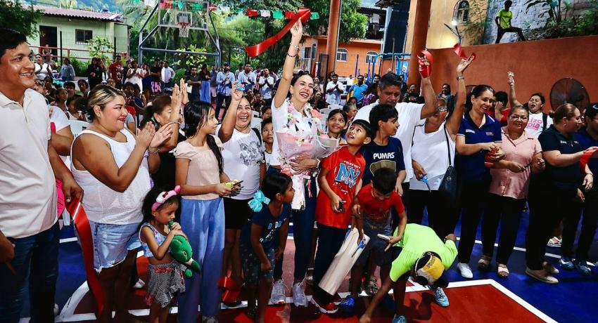 Inaugura Lizette Tapia espacio deportivo techado en Agua de Correa